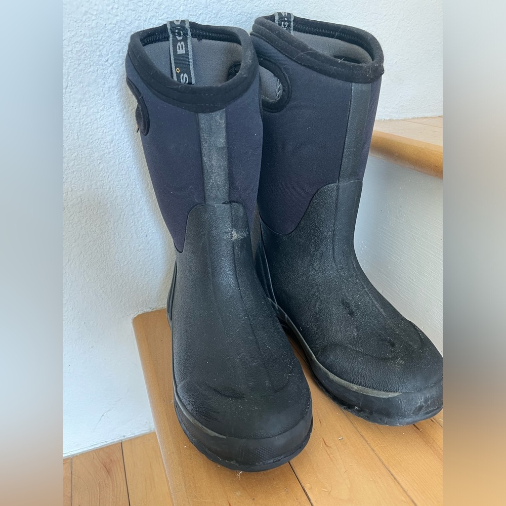 Kids bogs. Good condition.